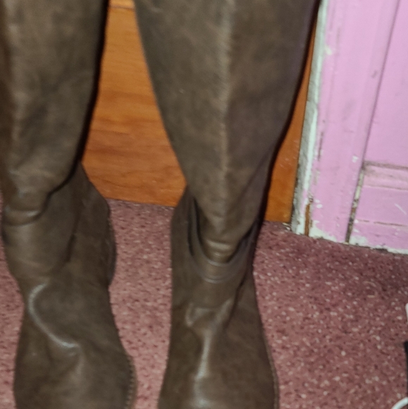 Boots - Picture 3 of 5